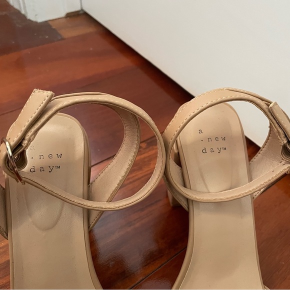 Tan a new day Sal heels - Picture 2 of 9